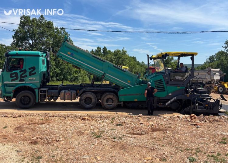 Široki Brijeg: Počeli radovi asfaltiranja u Ljubotićima