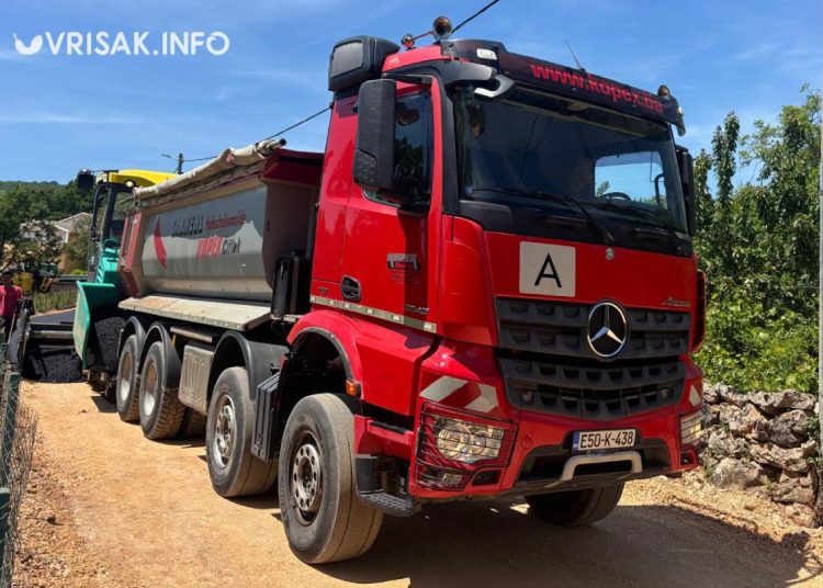 Široki Brijeg: Počeli radovi asfaltiranja u Ljubotićima