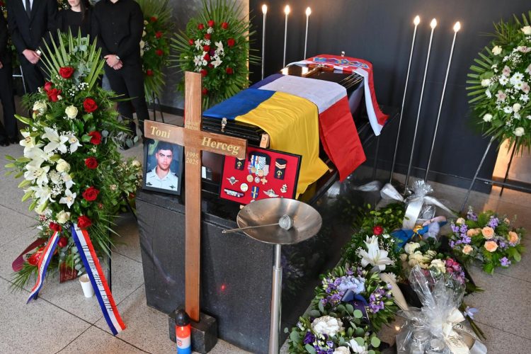Dirljiv ispraćaj Tonija Hercega, časnika koji je poginuo u Ukrajini