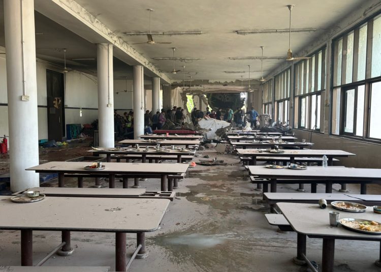 Stravične snimke: Avion iz Indije pao na studente i liječnike koji su ručali