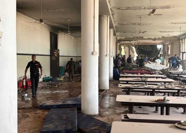 Stravične snimke: Avion iz Indije pao na studente i liječnike koji su ručali