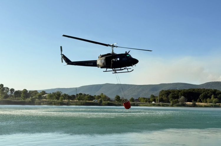 Helikopter OS BiH privremeno povučen s požarišta u Grudama