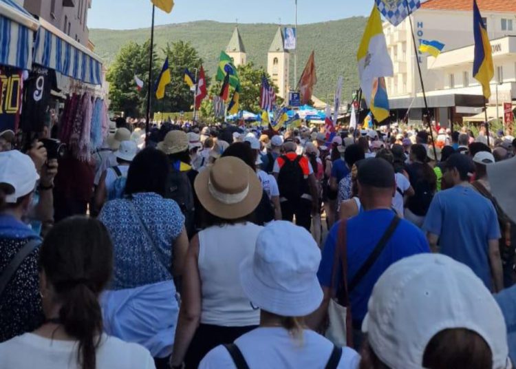 Rijeka vjernika u Hodnji mira od Humca do Međugorja