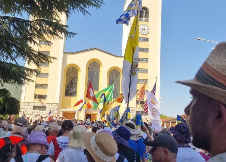 Rijeka vjernika u Hodnji mira od Humca do Međugorja