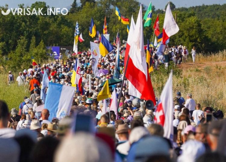 Rijeka vjernika u Hodnji mira od Humca do Međugorja