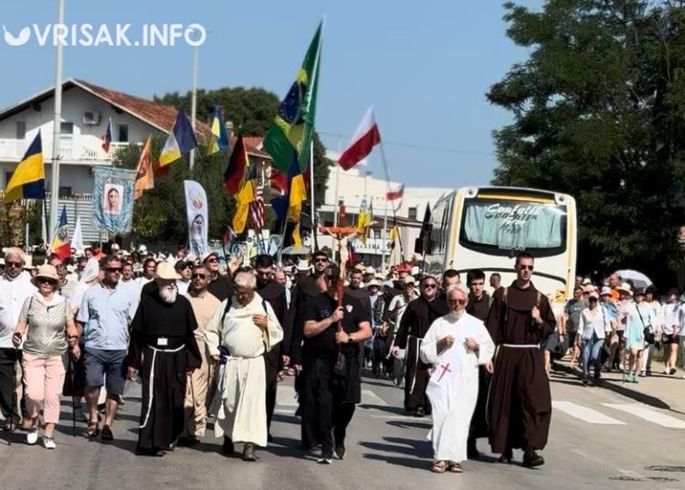 Rijeka vjernika u Hodnji mira od Humca do Međugorja