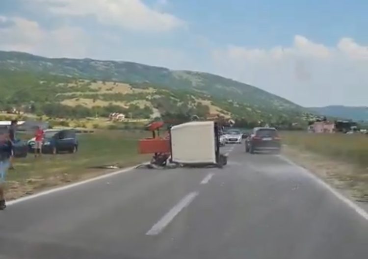 Posušje: Traktor se prevrnuo na cesti u Rakitnu