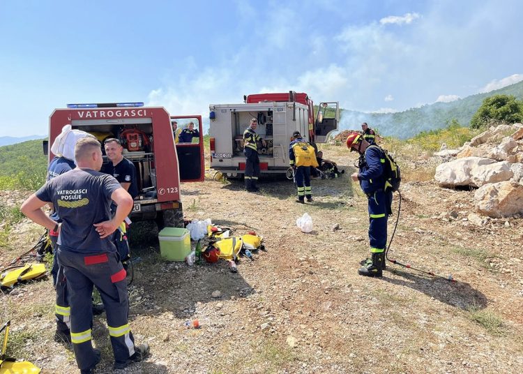 Vatrogasci gase požar na nepristupačnom terenu između Gruda i Posušja
