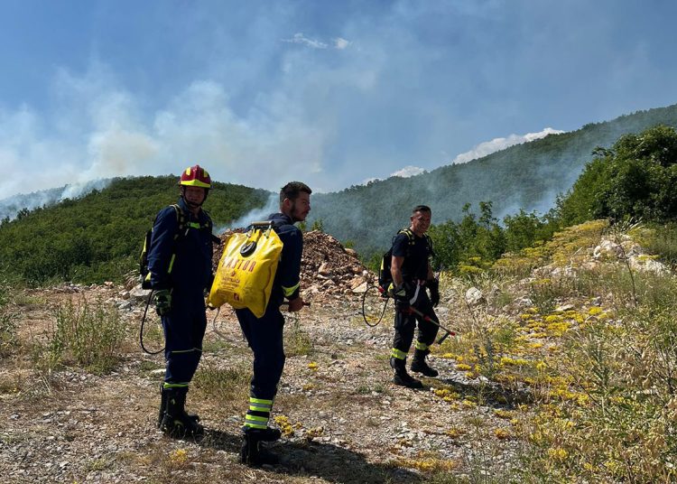 Vatrogasci gase požar na nepristupačnom terenu između Gruda i Posušja
