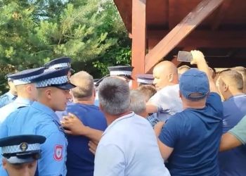 Kaos ispred kuće uhićenog gradonačelnika Teslića