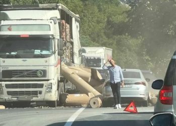 Kod Jablanice pao teret s kamiona, otežano se prometuje