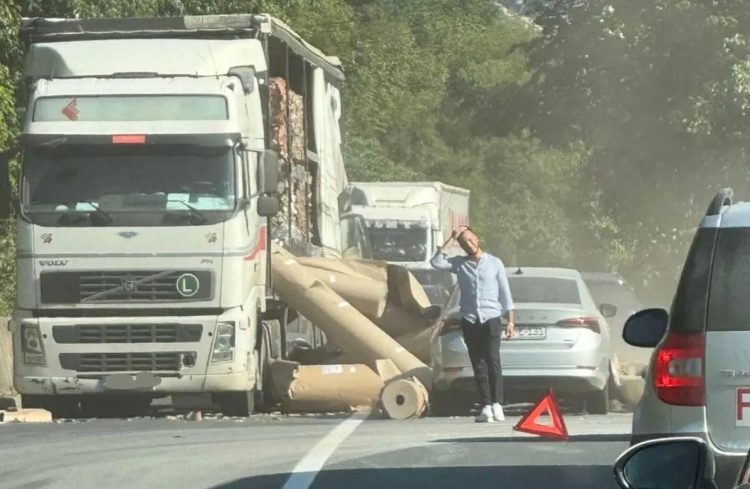 Kod Jablanice pao teret s kamiona, otežano se prometuje