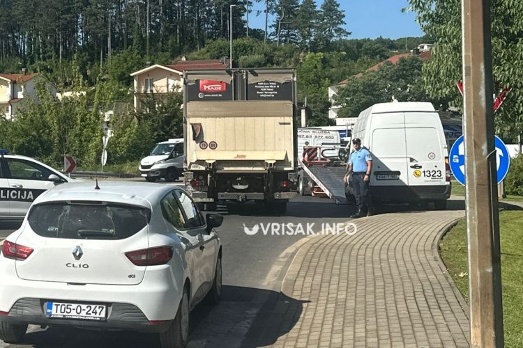 Široki Brijeg: Kvar kombija u kružnom toku uzrokovao prometni zastoj