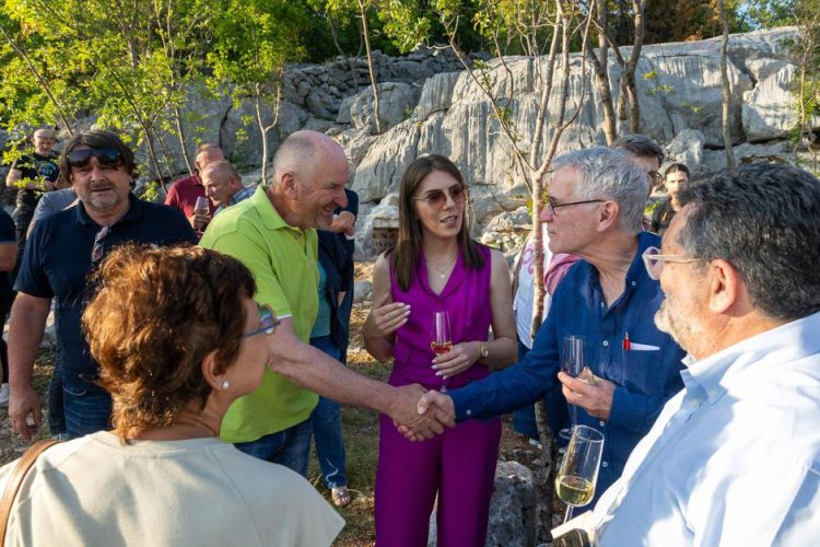 Ljubušak Drago Čolak impresionirao svijet: Dvadeset godina gradi put kroz krš