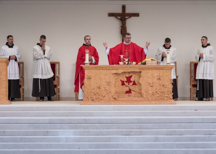 Foto: Franjevački samostan i Župa sv. Ante Padovanskog Humac - Ljubuški