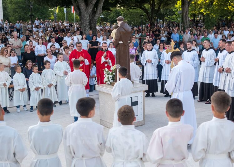 Foto: Franjevački samostan i Župa sv. Ante Padovanskog Humac - Ljubuški