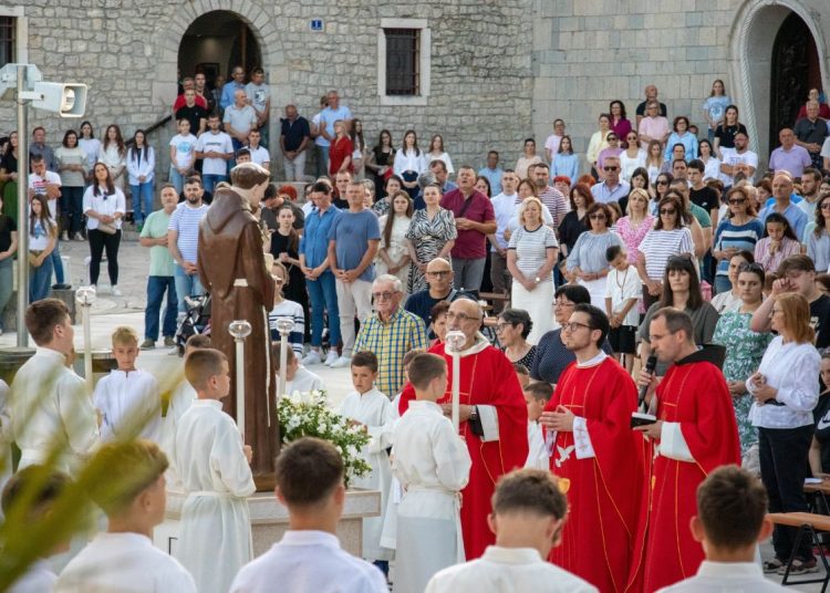 Foto: Franjevački samostan i Župa sv. Ante Padovanskog Humac - Ljubuški