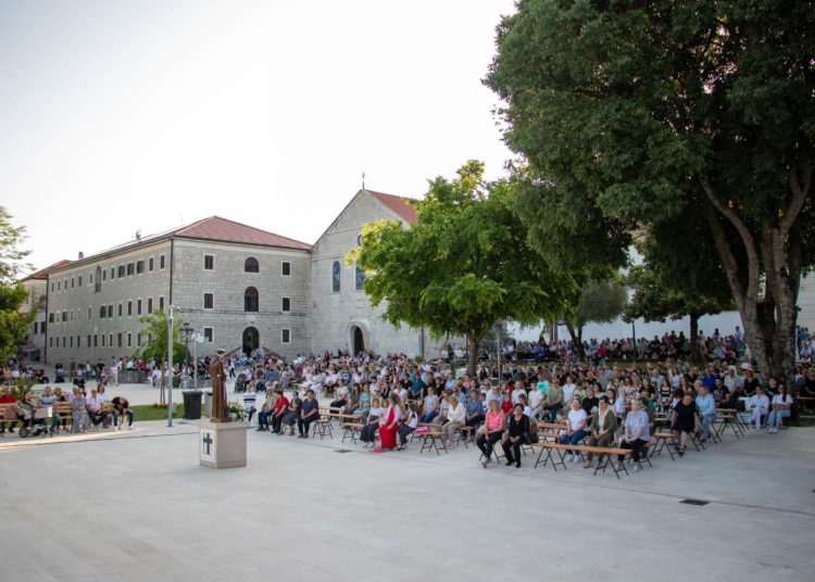 Foto: Franjevački samostan i Župa sv. Ante Padovanskog Humac - Ljubuški
