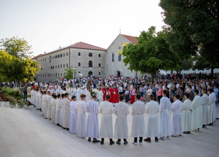 Foto: Franjevački samostan i Župa sv. Ante Padovanskog Humac - Ljubuški