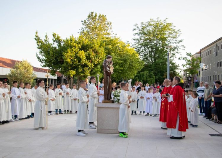 Foto: Franjevački samostan i Župa sv. Ante Padovanskog Humac - Ljubuški