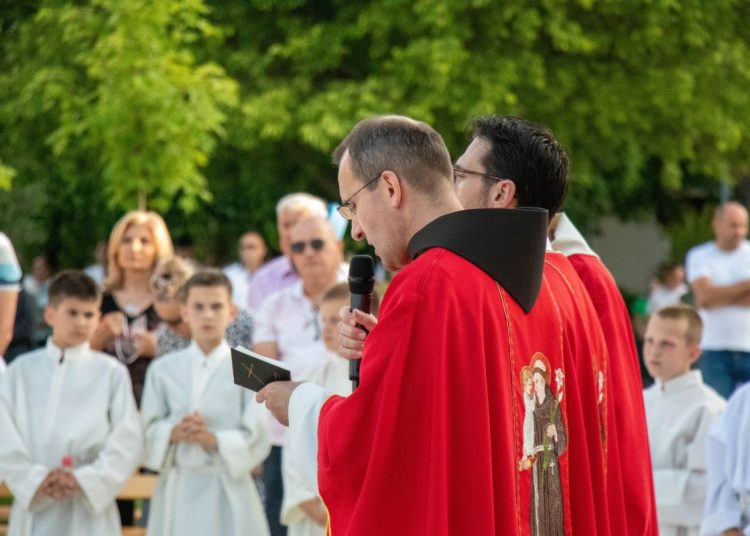 Foto: Franjevački samostan i Župa sv. Ante Padovanskog Humac - Ljubuški
