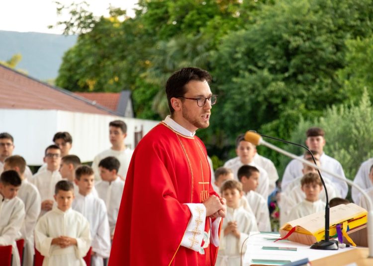 Foto: Franjevački samostan i Župa sv. Ante Padovanskog Humac - Ljubuški