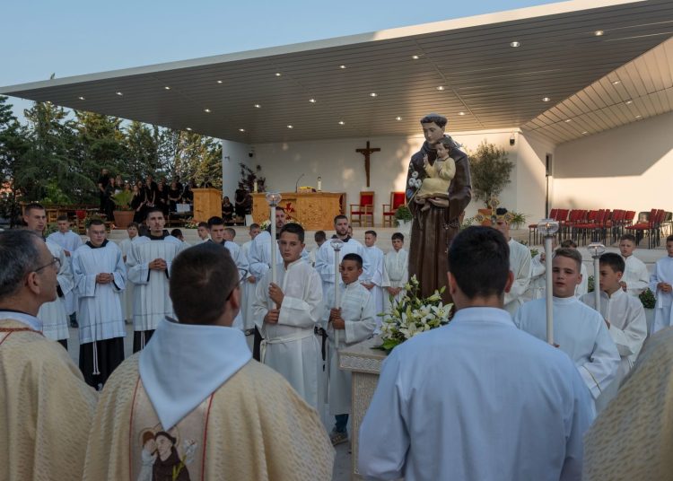 Foto: Franjevački samostan i Župa sv. Ante Padovanskog Humac - Ljubuški