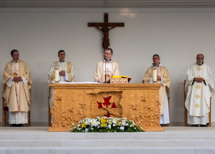 Foto: Franjevački samostan i Župa sv. Ante Padovanskog Humac - Ljubuški