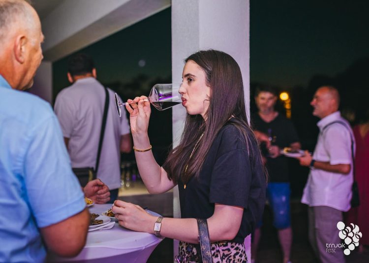 Ljubuški: Trnjak Fest okupio brojne zaljubljenike u vino