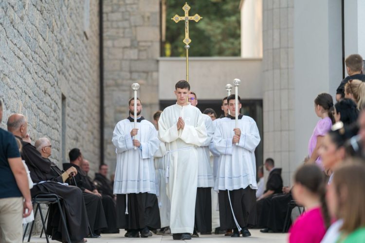 Foto: Franjevački samostan i Župa sv. Ante Padovanskog Humac - Ljubuški