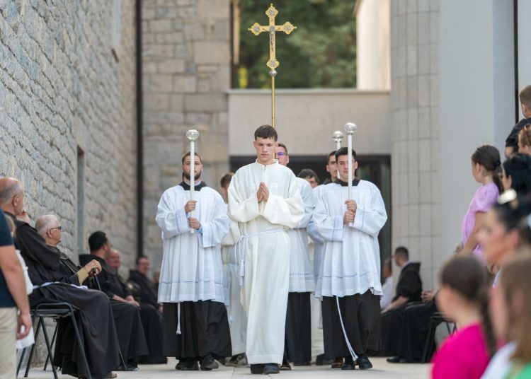 Foto: Franjevački samostan i Župa sv. Ante Padovanskog Humac - Ljubuški