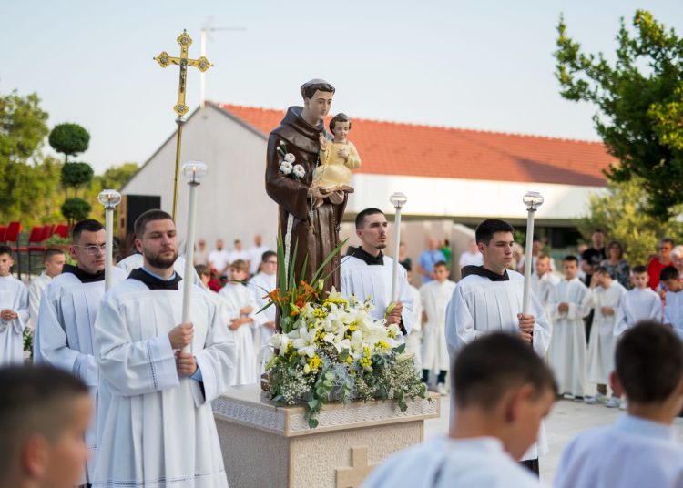 Foto: Franjevački samostan i Župa sv. Ante Padovanskog Humac - Ljubuški