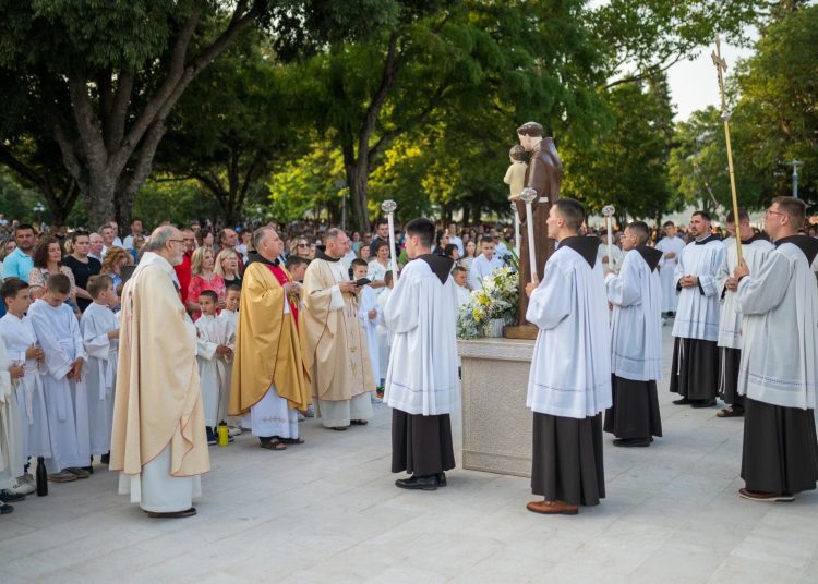 Foto: Franjevački samostan i Župa sv. Ante Padovanskog Humac - Ljubuški