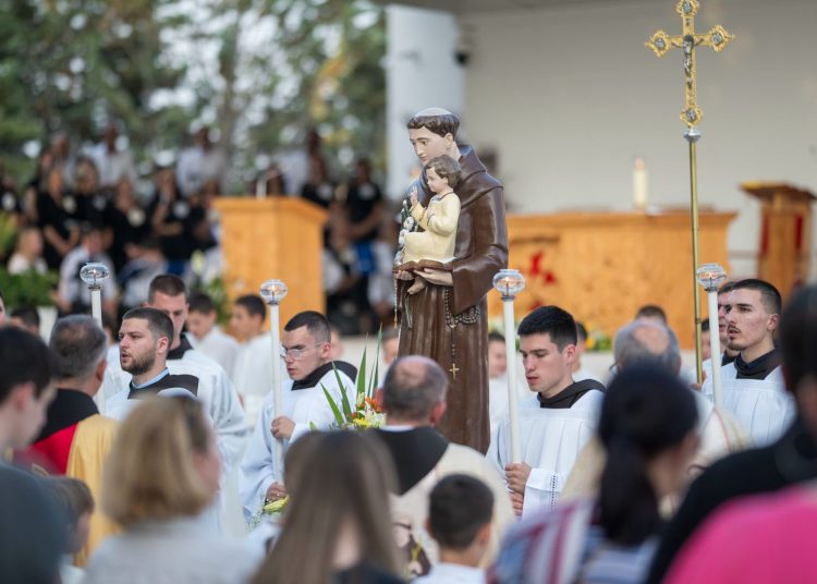 Foto: Franjevački samostan i Župa sv. Ante Padovanskog Humac - Ljubuški