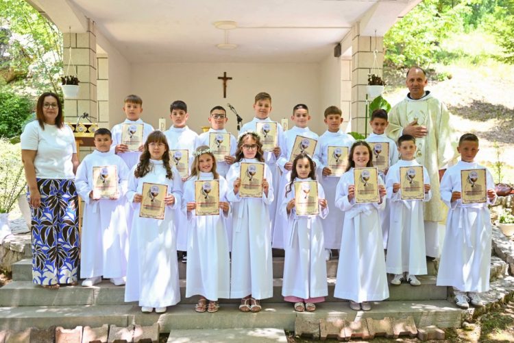 Na Posuškom Gracu sakrament prve Svete Pričesti primilo 15 prvopričesnika