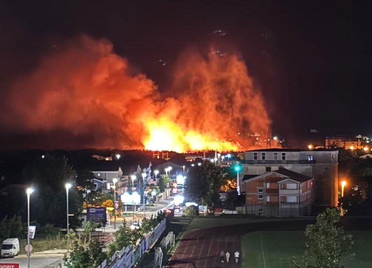 Požar u Ljubuškom prijetio kućama i poslovnim objektima