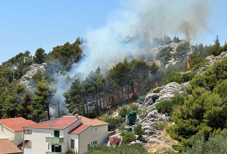 Uhićena osoba osumnjičena za izazivanje požara u Makarskoj