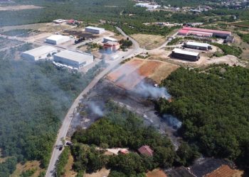Požar u industrijskoj zoni između Čitluka i Mostara privremeno obustavio promet