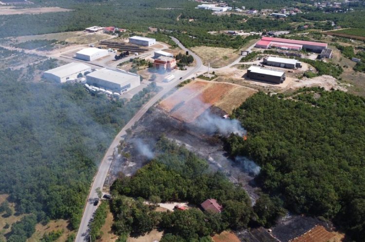 Požar u industrijskoj zoni između Čitluka i Mostara privremeno obustavio promet