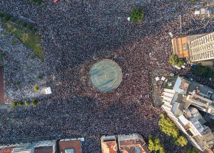 Žestoki sukobi građana i policije u Beogradu: Odjekuju topovski udari, bačeni suzavci