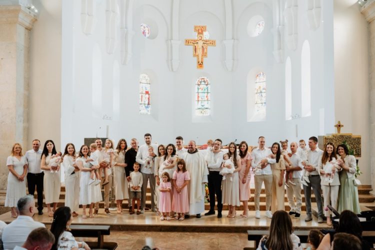 Lijepe vijesti iz Širokog Brijega: Sedmero novokrštenih na svetoj misi