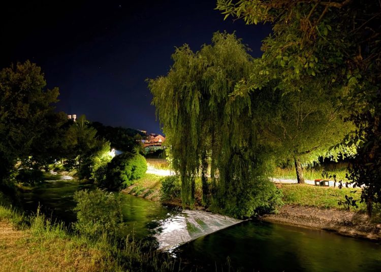 Široki Brijeg: Osvjetljena šetnica uz rijeku Lišticu na Vracama