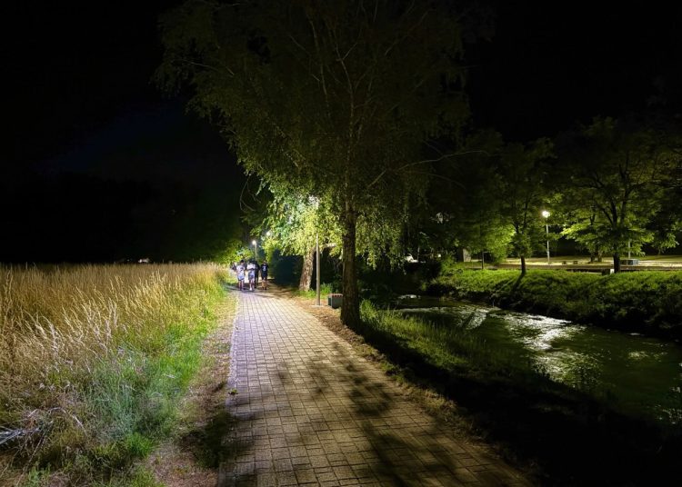 Široki Brijeg: Osvjetljena šetnica uz rijeku Lišticu na Vracama