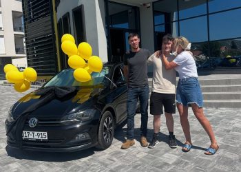 Anny Chanel poklonila automobil svom zaposleniku