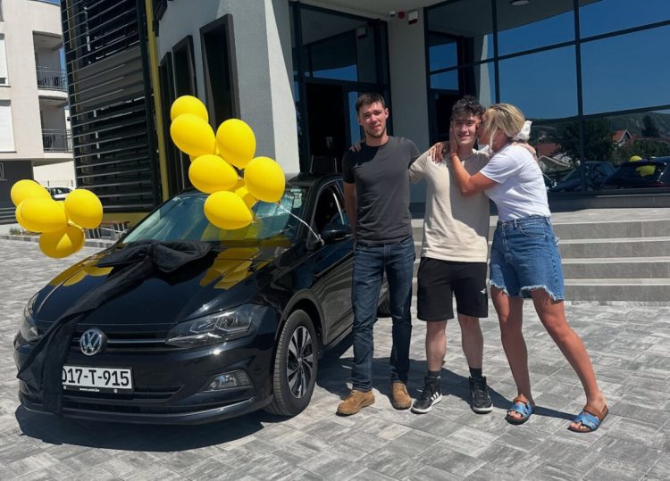 Anny Chanel poklonila automobil svom zaposleniku