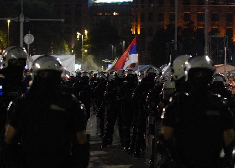 Žestoki sukobi građana i policije u Beogradu: Odjekuju topovski udari, bačeni suzavci