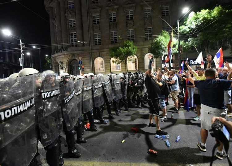 Žestoki sukobi građana i policije u Beogradu: Odjekuju topovski udari, bačeni suzavci