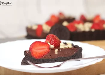 Recept za čokoladni tart s jagodama bez pečenja