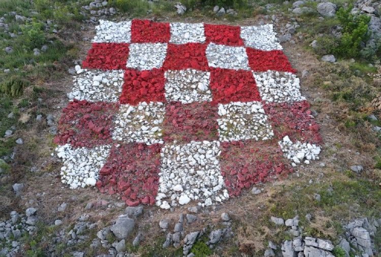 Široki Brijeg: Nastavljena akcija čišćenja hrvatskog grba na Ciganskom brdu