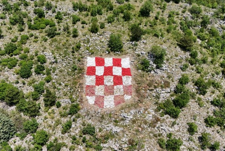 Široki Brijeg: Nastavljena akcija čišćenja hrvatskog grba na Ciganskom brdu